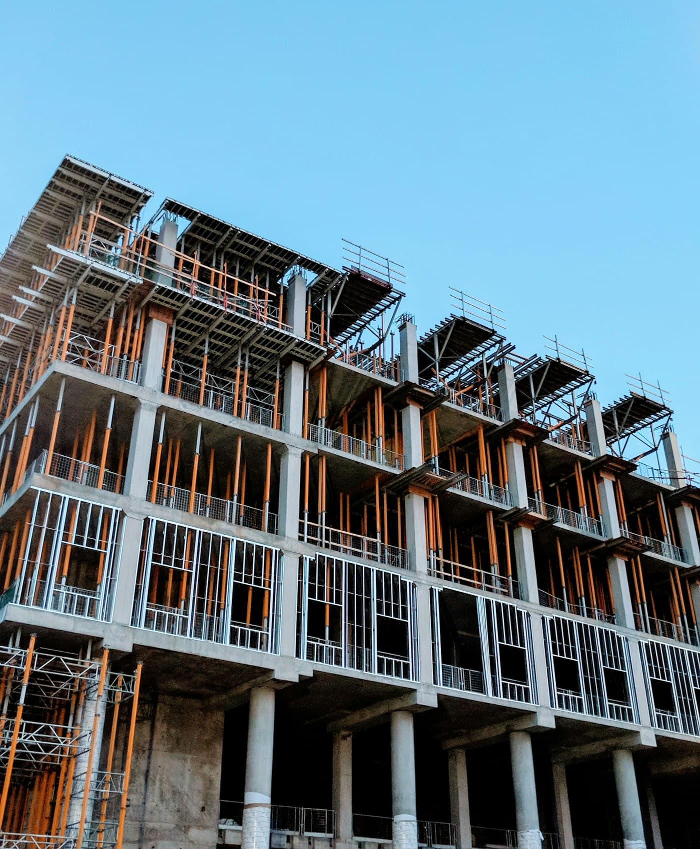 Bâtiment en cours de construction avec coffrages en bois sur plusieurs étages