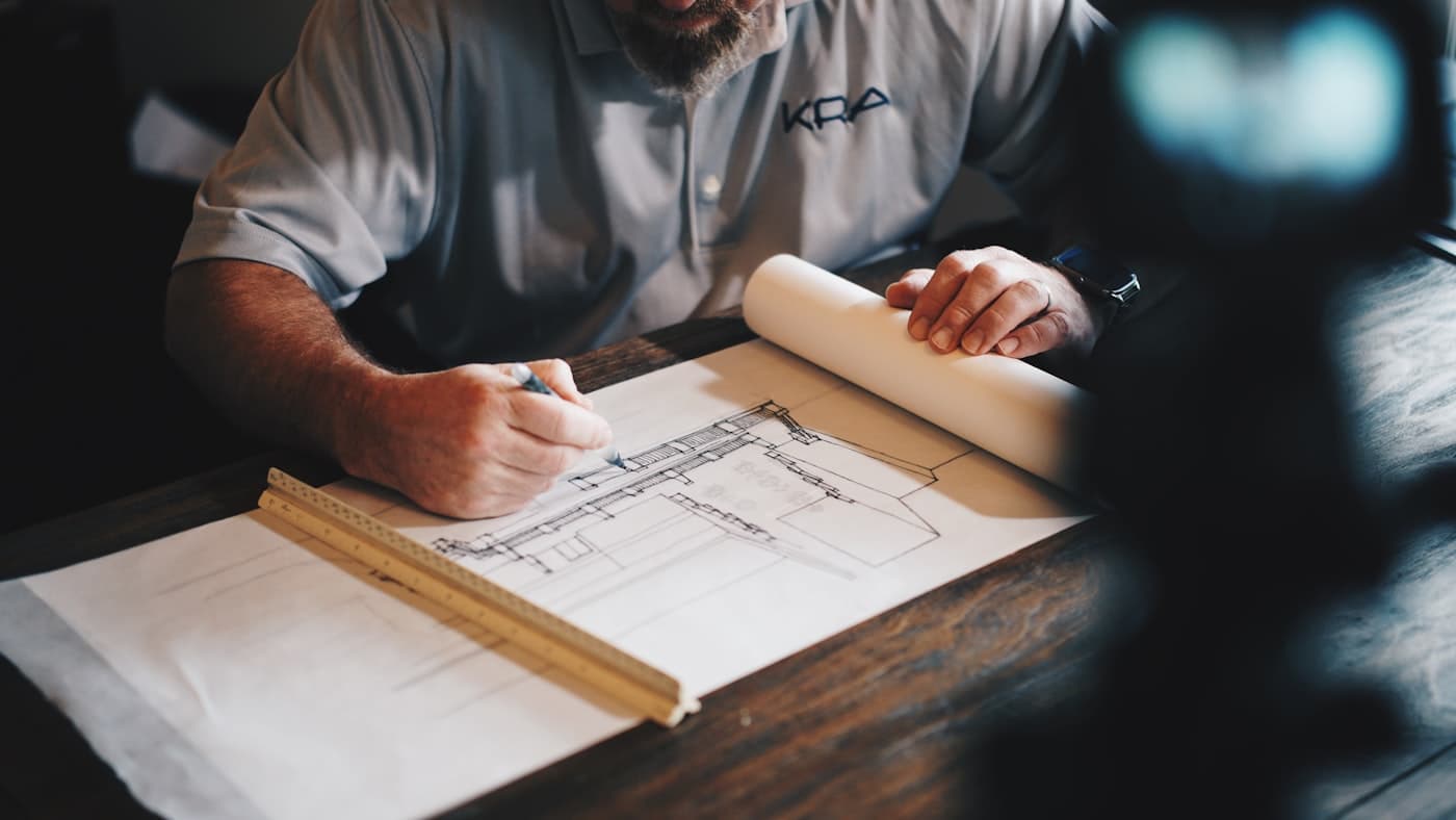 Étude technique d'un plan de construction avant travaux de maçonnerie