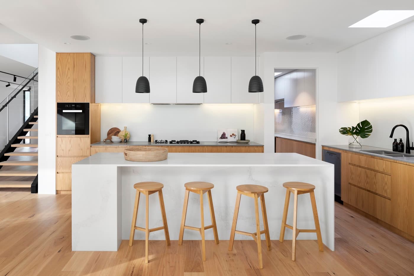 Intérieur rénové avec cuisine moderne livrée