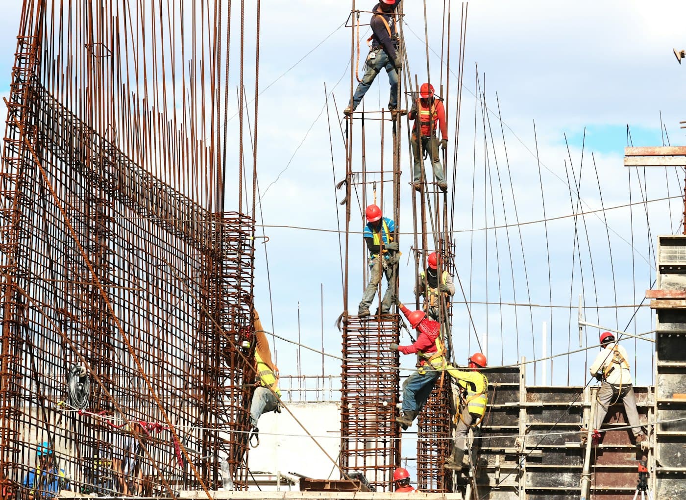 Ouvriers travaillant sur une structure de poteaux en béton armé et ferraillage