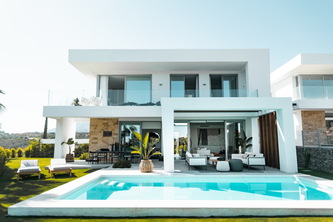 Villa moderne avec piscine et terrasse extérieure